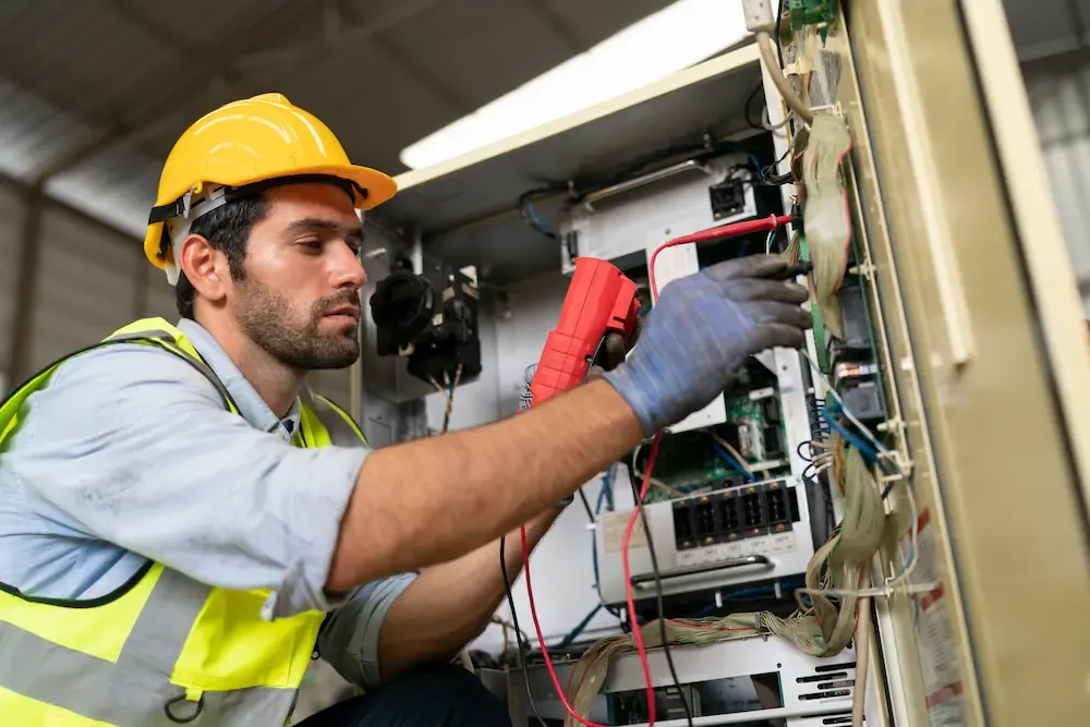 Pronto Intervento Cristiano - elettricista al lavoro su impianto